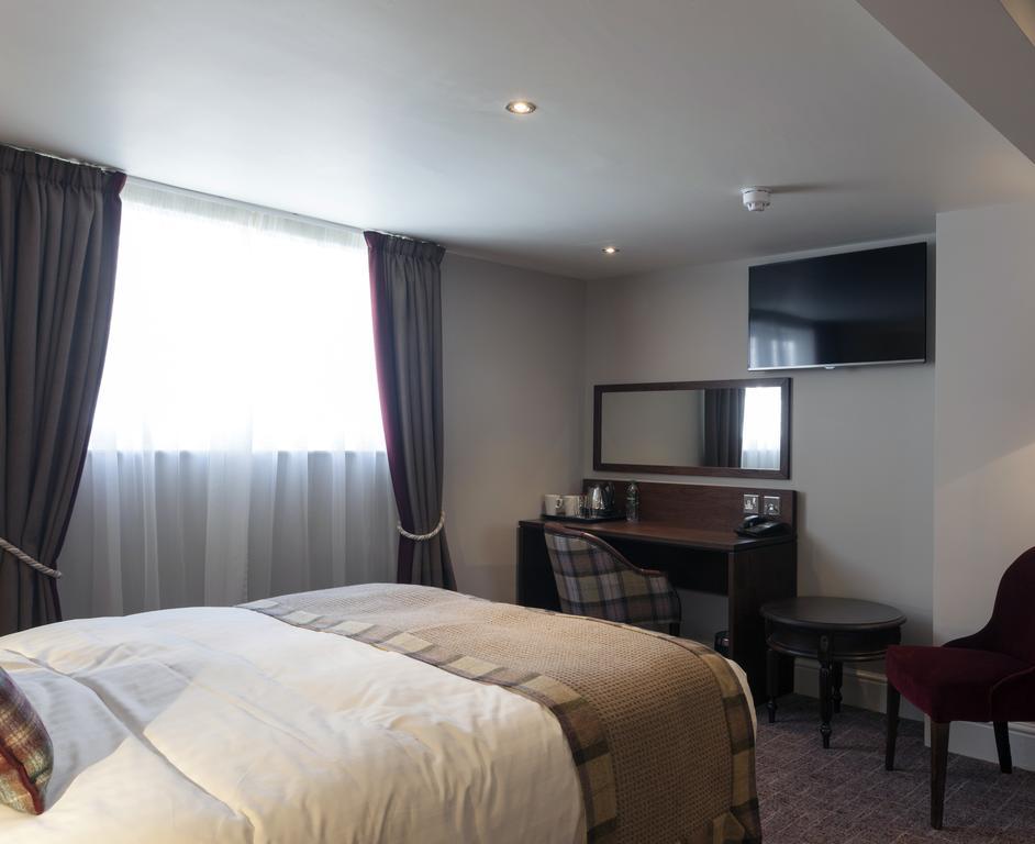The White Hart Hotel Wetherspoon โอ๊คแฮมป์ตัน ภายนอก รูปภาพ