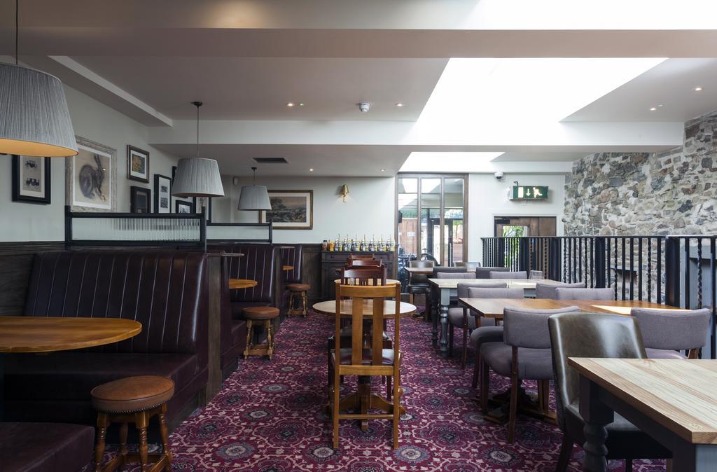The White Hart Hotel Wetherspoon โอ๊คแฮมป์ตัน ภายนอก รูปภาพ